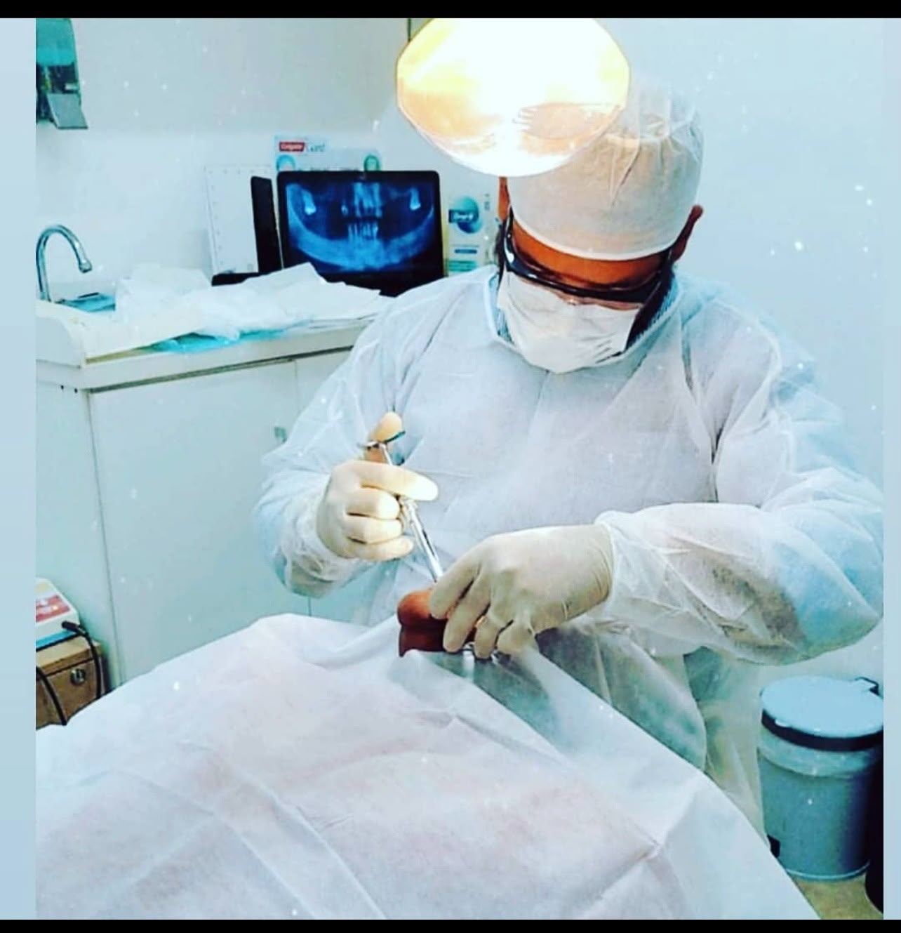 Dr. Marcos Calixto realizando procedimento cirúrgico